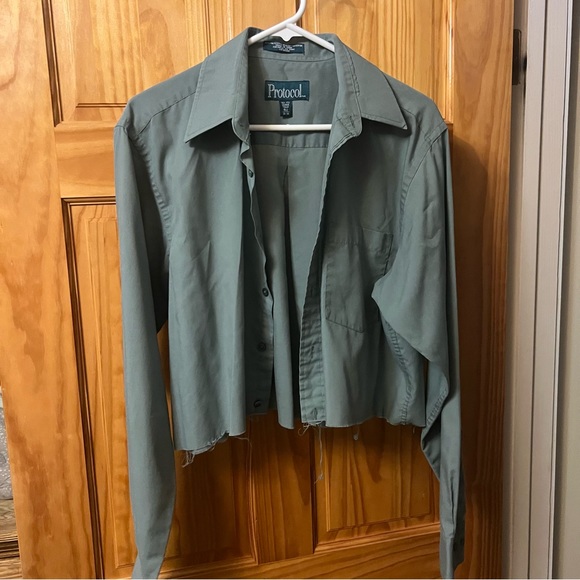 Sage green cropped button down long sleeve polyester, cotton size large - Picture 2 of 4